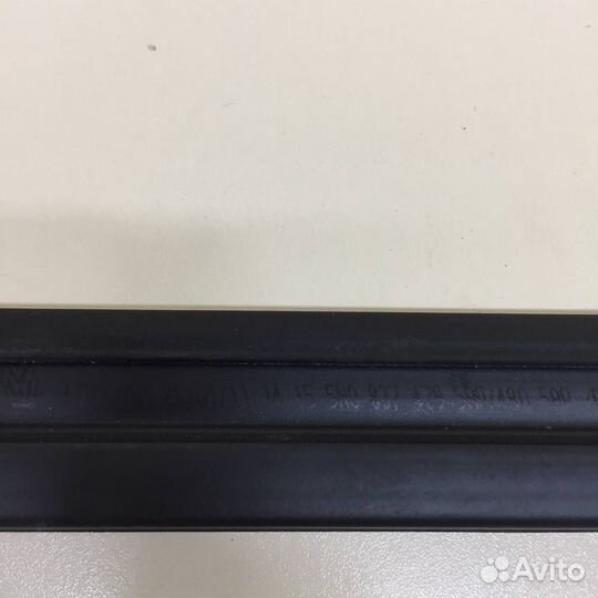 Накладка стекла переднего правого Volkswagen Tigua