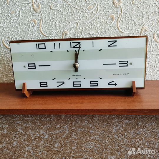 Часы механические настольные Янтарь. СССР