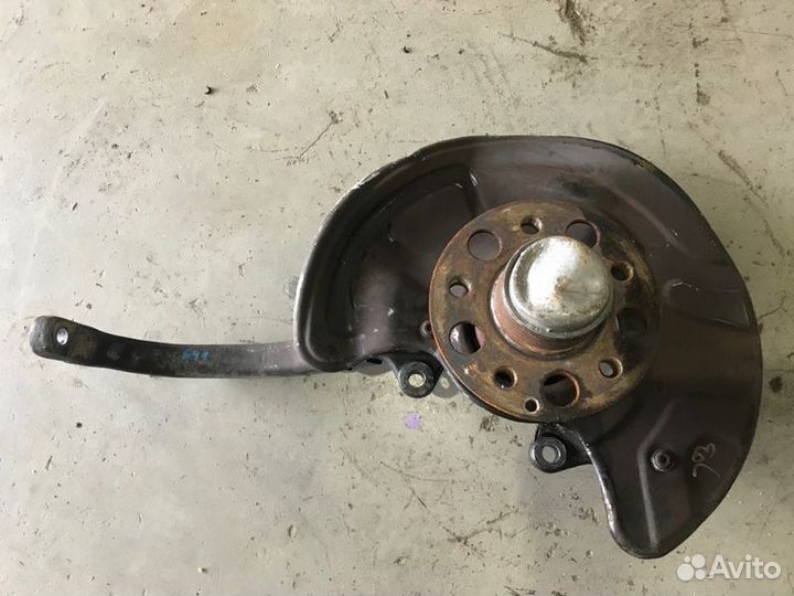 Поворотный кулак передний правый Mercedes-Benz