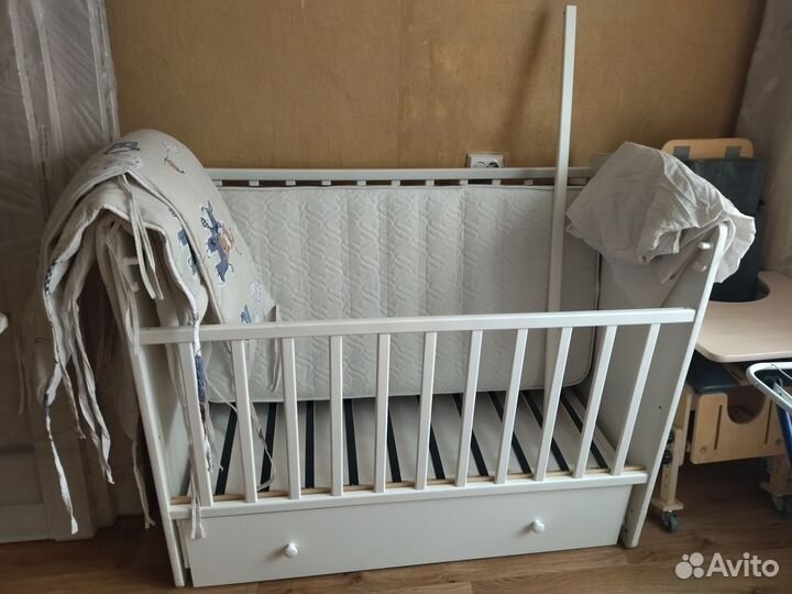 Детская кроватка с маятником