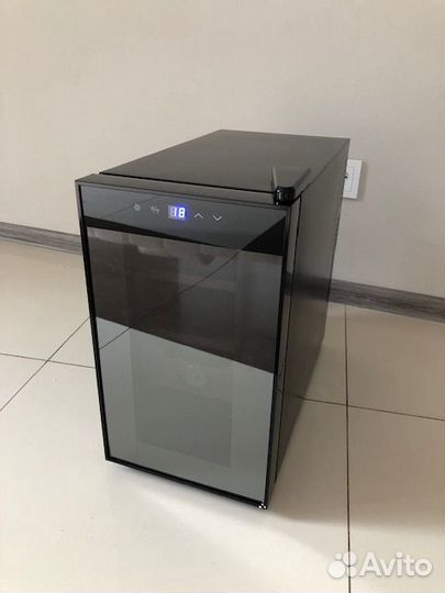 Хьюмидор-холодильник Howard Miller на 150 сигар