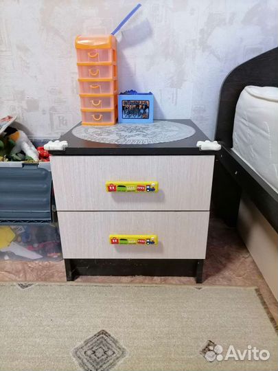 Кровать и прикроватная тумбочка