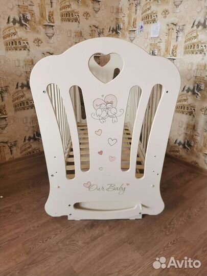 Детская кроватка с маятником и ящиком