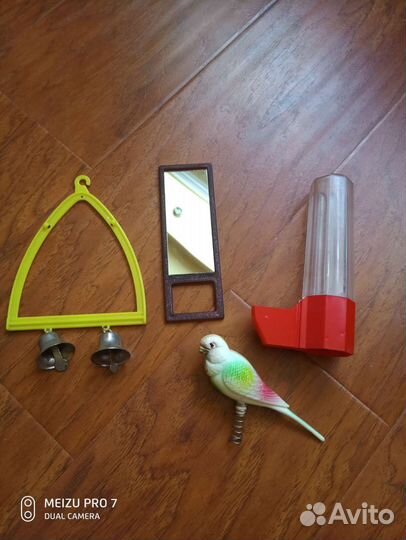 Игрушки и поильник для попугая