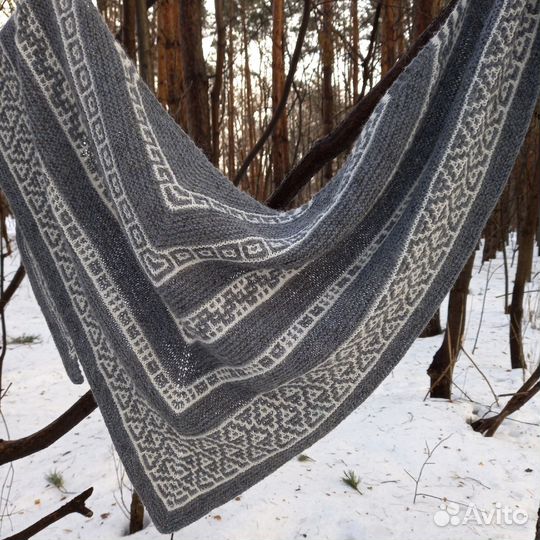 Шаль вязаная ручной работы