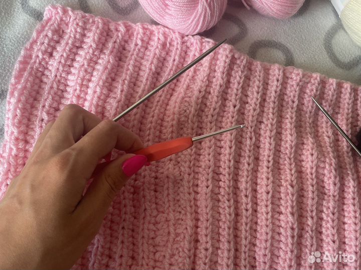 Пряжа, спицы и крючок для вязания