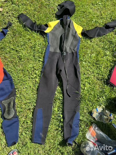 Гидрокостюмы с принадлежностями для погружения