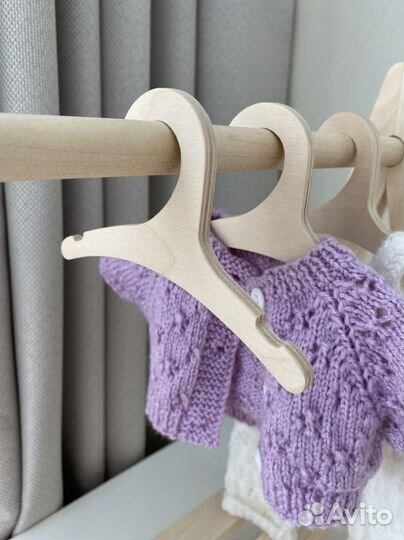 Деревянная вешалка для кукольной одежды