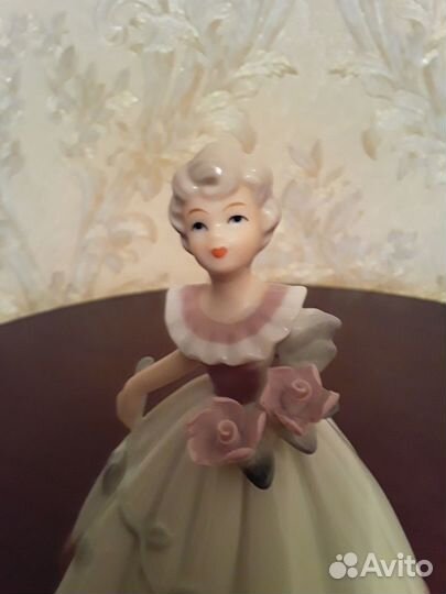 Фарфоровая статуэтка девушка с цветами