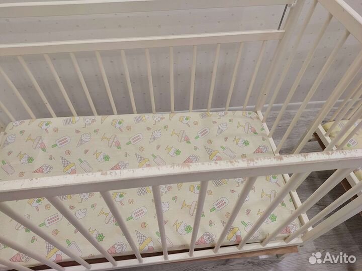 Детская кроватка с маятником