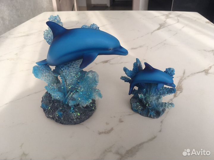 Дельфины на натуральном коралле