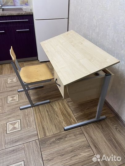 Детский письменный стол