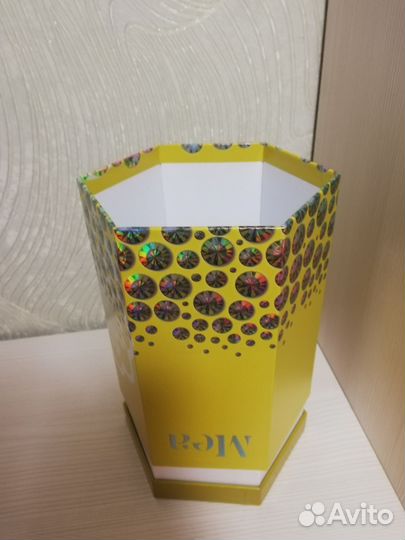 Подарочная коробка