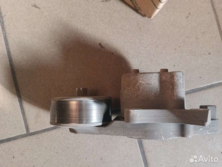 Натяжитель в сборе Лэнд Крузер Прадо150