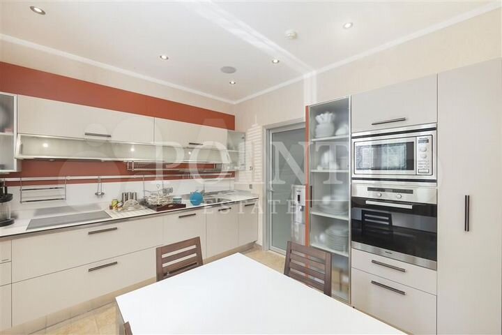 Дом 1118 м² на участке 15 сот.