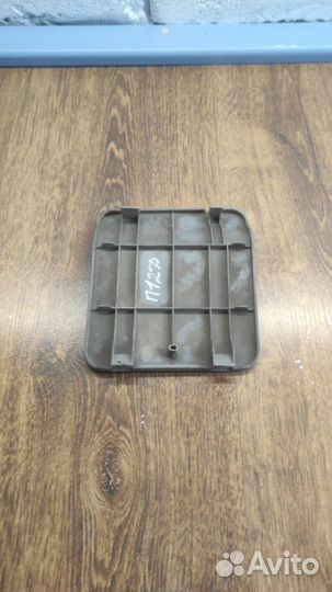 Накладка крышки багажника задняя Nissan Primera P