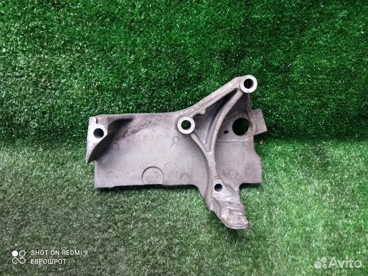 Кронштейн двигателя правый Renault Megane 3 (2009