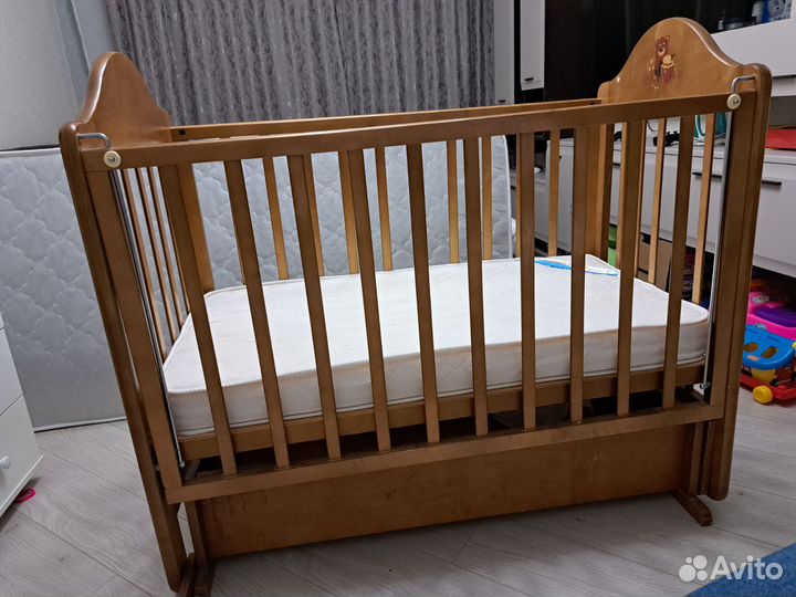 Детская кроватка с матрасом, маятником и ящиком