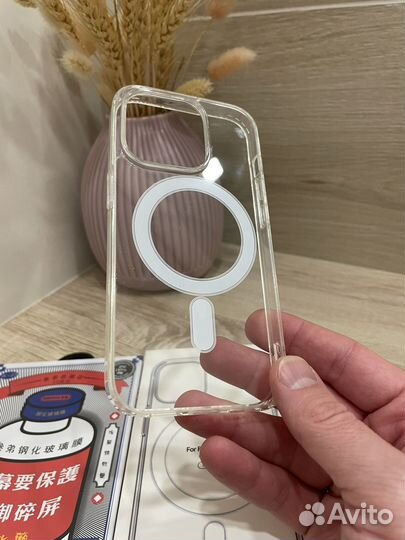 Защитное стекло и MagSafe чехол на iPhone