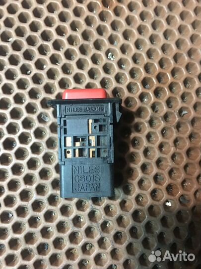 Кнопка аварийной сигнализации Mitsubishi Pajero 2