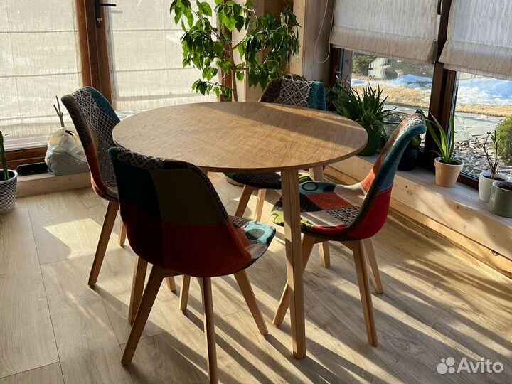 Обеденный деревянный круглый стол