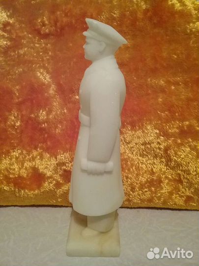 Статуэтка белый мрамор19см.Скатерть плшеваяссср40г