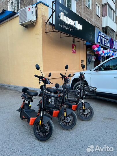Велокурьер яндекс на электро-самокате