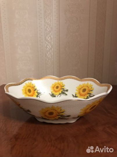 Фарфоровый. салатник