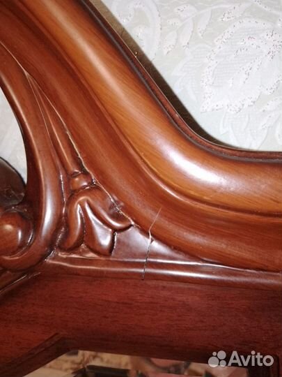 Зеркало в массивной раме