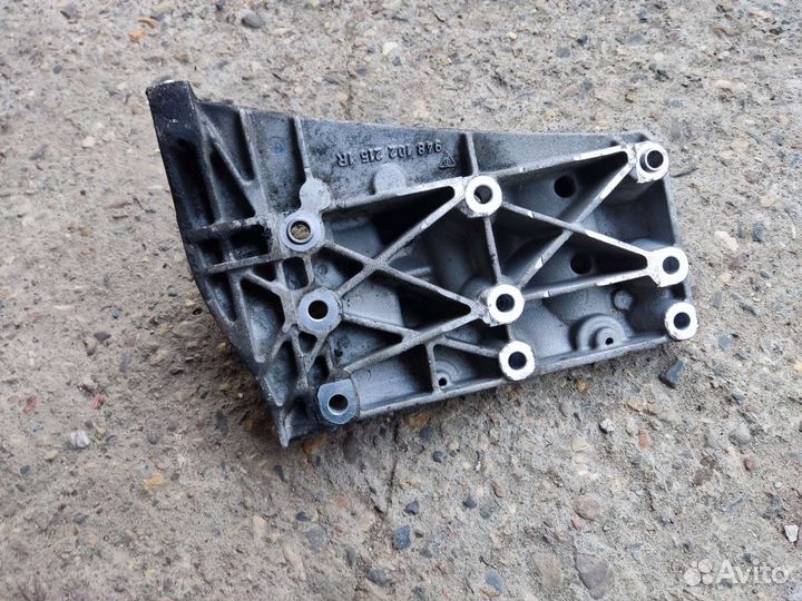 Кронштейн гур кондей опора двиг 4.8 Порш Каен 957