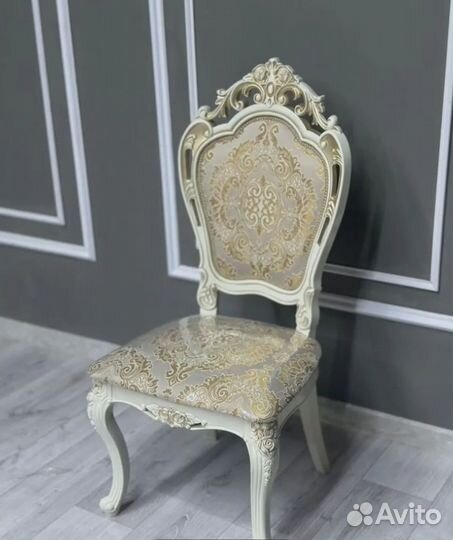 Обеденный стол со стульями