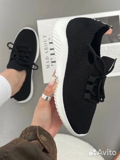 Кроссовки женские