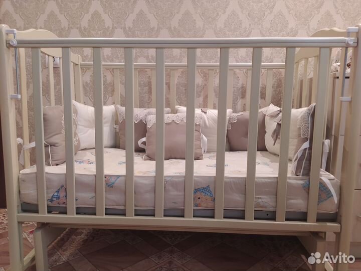 Детская кроватка с маятником