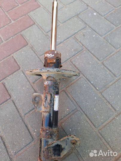 Стойка передняя левая,тойота камри 55