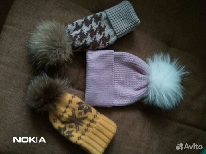 Вязаная зимняя шапка с меховым помпоном