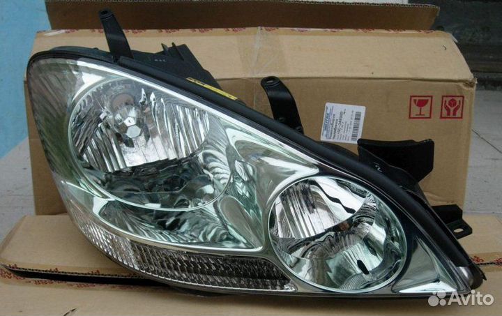 Фара правая под ксенон передняя правая Toyota