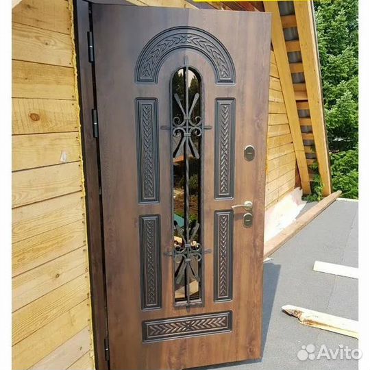Дверь для дома со стеклом и ковкой