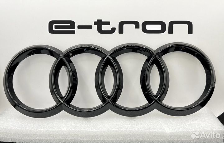 Шильдик Audi E-tron черный