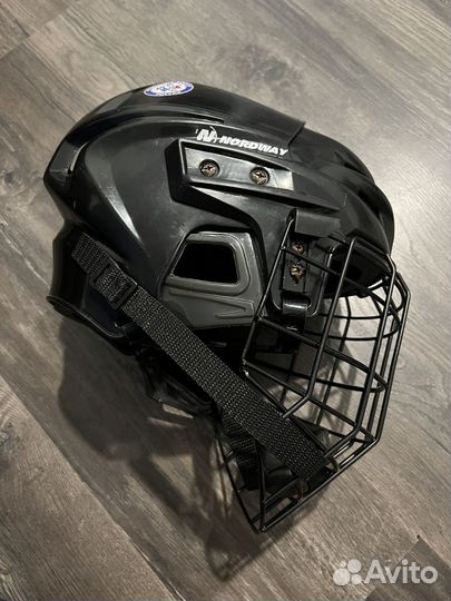 Хоккейный шлем