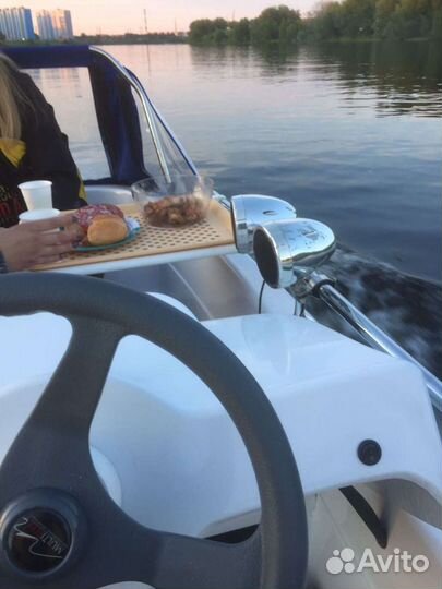 Аренда лодки с капитаном/2500 за час