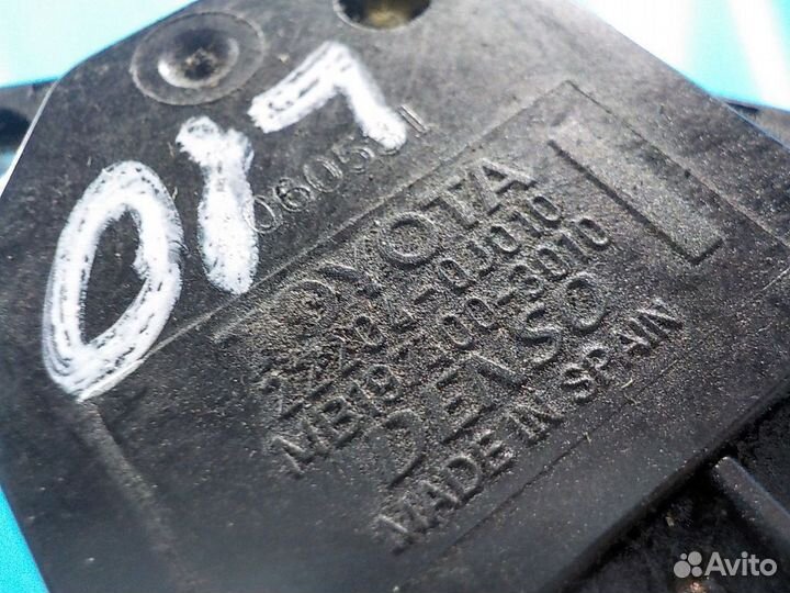 Датчик массового расхода воздуха toyota Avensis (T