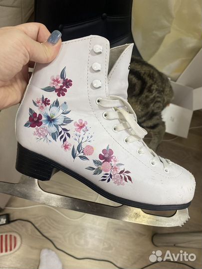 Коньки фигурные женские 37 размер