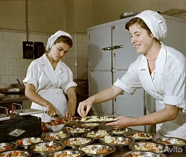 Кухонный работник в столовую