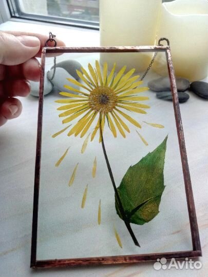 Высушенный цветок в раме handmade