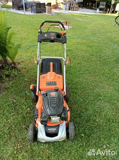 Газонокосилка бензиновая несамоходная