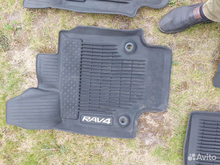 Продаю комплект ковриков в салон автомобиля рав 4