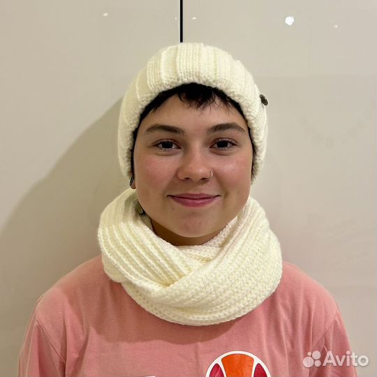 Новая молочная Шапка и шарф комплект