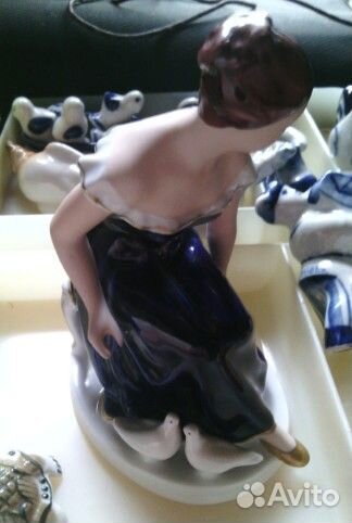 Статуэтка девушка и голуби Чехословакия Винтаж