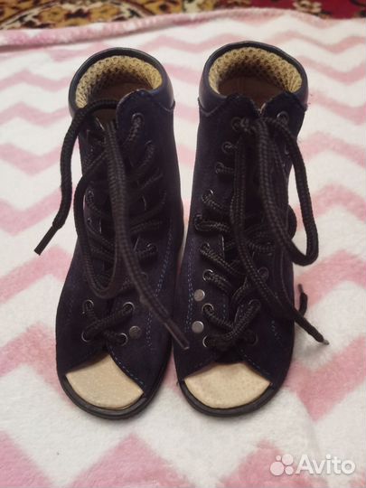 Детская обувь и одежда