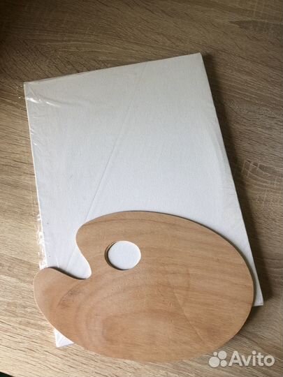 Холст на подрамнике и палитра для красок